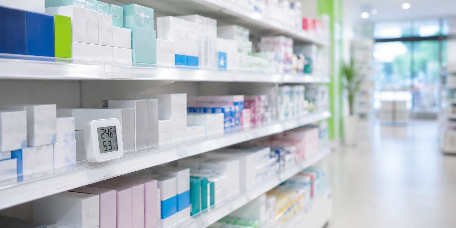 医薬品の陳列棚と温湿度計のある売場